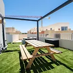 Penthouse Retreat Hot Tub And Outdoor Lounge Sannat