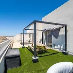 Penthouse Retreat Hot Tub And Outdoor Lounge דירה
