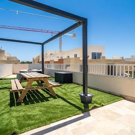 Penthouse Retreat Hot Tub And Outdoor Lounge شقة سانّات