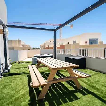 Penthouse Retreat Hot Tub And Outdoor Lounge Sannat